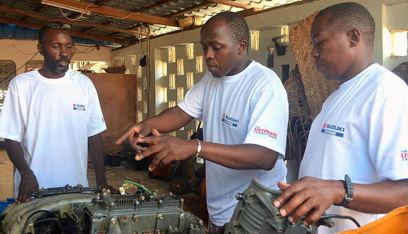 Rebuilding Suzuki Marine engines for training purposes using all correct torque settings